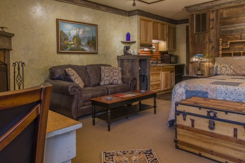 #6 Barn Board Premium Suite (No Dogs Allowed) | Living area | Flat-screen TV