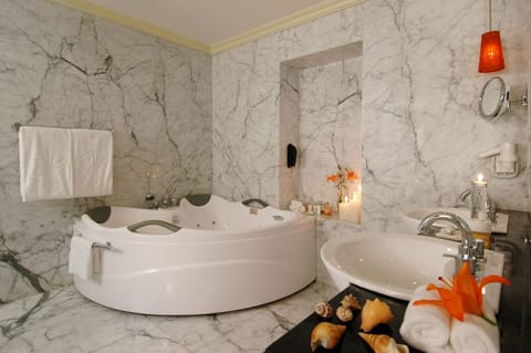 Suite (Tata) | Bathroom | Shower, free toiletries, hair dryer, bathrobes