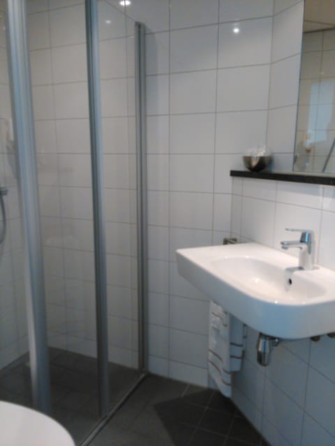 Comfort Double Room, City View | Bathroom | Shower, hair dryer, towels