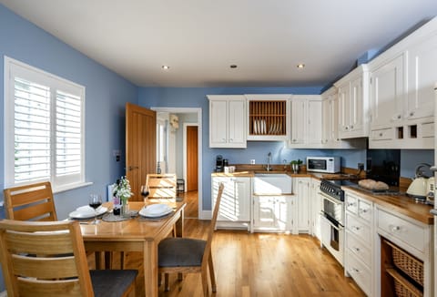 The View, Carbis Bay: Prep romantic dinners in the lovely kitchen, and enjoy around the dining table