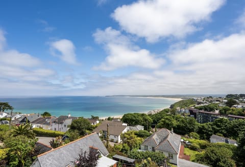 The View, Carbis Bay: Far reaching sea views and golden sand