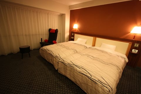 Deluxe Twin Room(21 sqm), 2 Twin Beds with Massage Chair, Non Smoking | Down comforters, desk, free WiFi, bed sheets