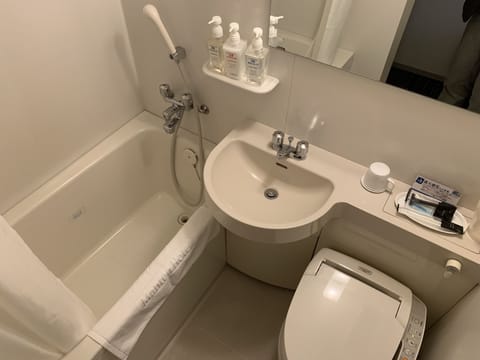 Combined shower/tub, free toiletries, hair dryer, slippers