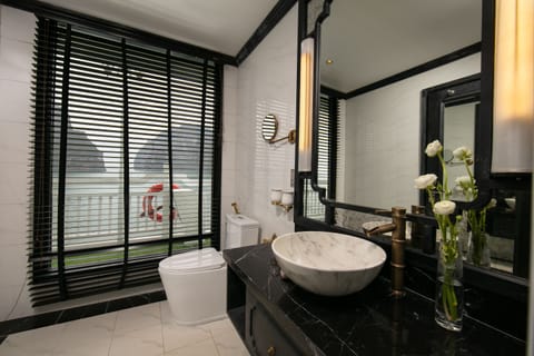 Honeymoon Suite Private Terrace, 2D1N, 3D2N | Bathroom | Designer toiletries, hair dryer, bathrobes, slippers