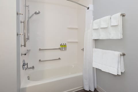 Standard Room, 2 Queen Beds, Accessible (Mobility, Accessible Tub) | Bathroom | Free toiletries, hair dryer, towels