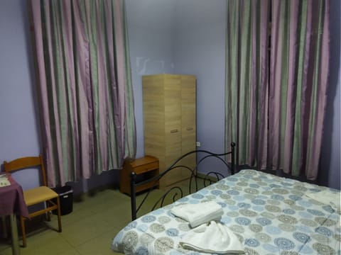 Basic Room, 2 Twin Beds | Individually decorated, iron/ironing board, free WiFi, bed sheets