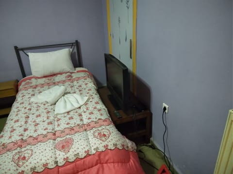 Basic Room, 2 Twin Beds | Individually decorated, iron/ironing board, free WiFi, bed sheets