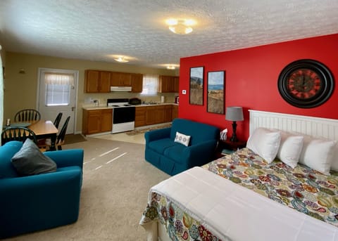 Apartment, Ensuite (Mama Bear) | Individually decorated, individually furnished, free WiFi, bed sheets
