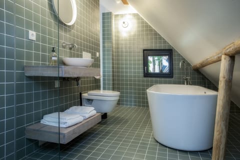 Double or Twin Room (Twa) | Bathroom | Free toiletries, hair dryer, heated floors, towels