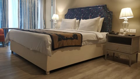 Classic Room | 1 bedroom, premium bedding, minibar, in-room safe