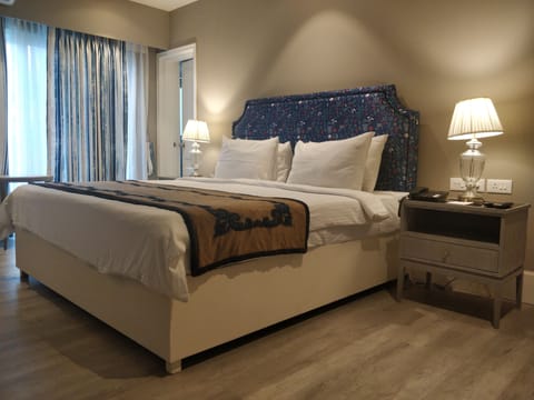 Classic Room | 1 bedroom, premium bedding, minibar, in-room safe