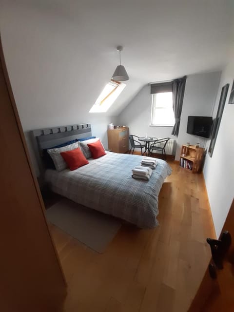 Laptop workspace, blackout drapes, iron/ironing board, free WiFi