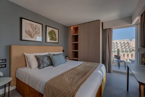 Deluxe Room, Sea View | Minibar, in-room safe, individually decorated, desk