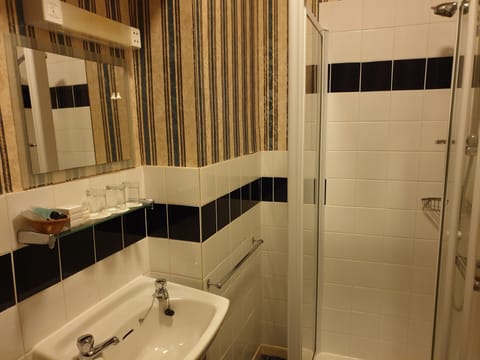 Family Room (Room 4) | Bathroom | Shower, free toiletries, hair dryer, towels