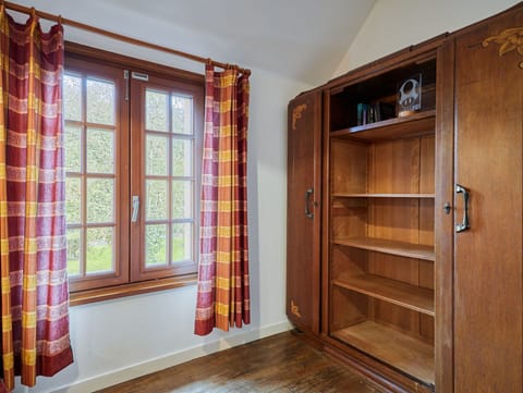 Property, Window, Door, Wood, Architecture, Interior Design, Cabinetry, Floor, Wood Stain