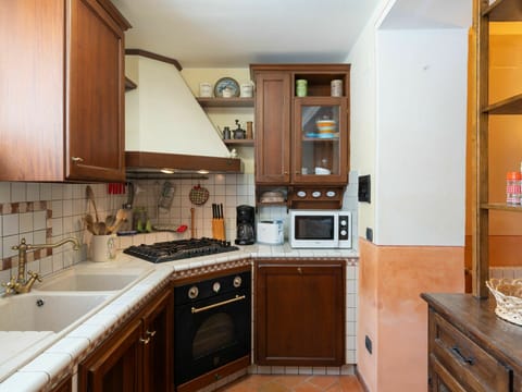 Brown, Cabinetry, Countertop, Property, White, Kitchen Sink, Sink, Kitchen Appliance, Wood, Kitchen