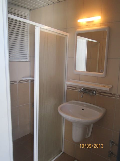 Classic Double or Twin Room, 1 Double or 2 Twin Beds | Bathroom sink