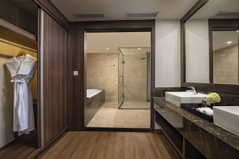 Lake View Suite | Bathroom | Shower, free toiletries, hair dryer, slippers