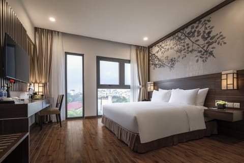 Executive City View | Premium bedding, minibar, in-room safe, desk
