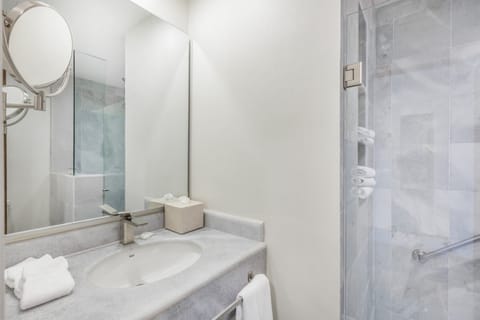 Executive Room, 1 King Bed | Bathroom | Shower, free toiletries, hair dryer, towels