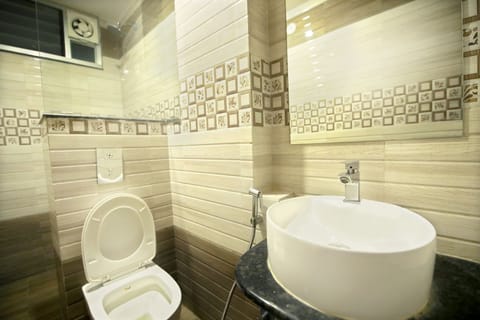 Family Room | Bathroom | Shower, free toiletries, towels, soap