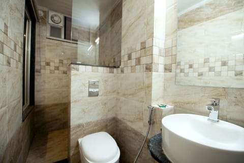 Deluxe Room | Bathroom | Shower, free toiletries, towels, soap