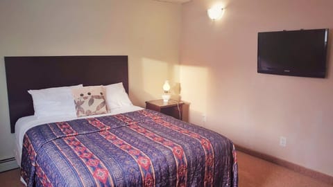 Studio, 1 Queen Bed, Shared Bathroom | Premium bedding, pillowtop beds, free minibar, individually furnished