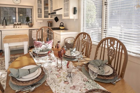 Dining Area with Seating for 6