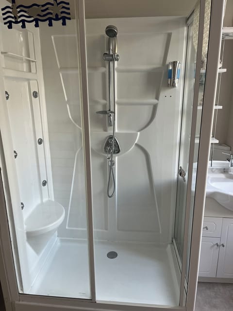 Basic Triple Room, 3 Twin Beds | Minibar, individually decorated, individually furnished, desk