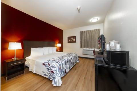 Deluxe Room, 1 King Bed, Accessible, Non Smoking (Roll-In Shower) | Iron/ironing board, free cribs/infant beds, free WiFi, bed sheets