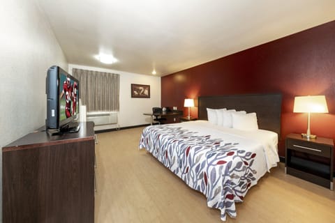 Superior Room, 1 King Bed, Non Smoking | Iron/ironing board, free cribs/infant beds, free WiFi, bed sheets