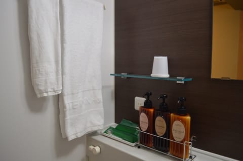 Deep soaking tub, free toiletries, hair dryer, slippers