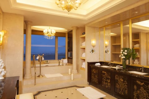 Presidential Suite | Bathroom | Combined shower/tub, rainfall showerhead, designer toiletries