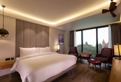 Suite | In-room safe, blackout drapes, soundproofing, iron/ironing board