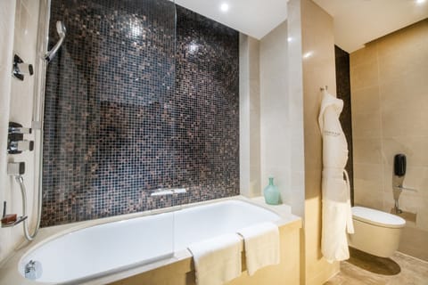 One Bedroom Duplex Suite | Bathroom | Combined shower/tub, free toiletries, hair dryer, bathrobes