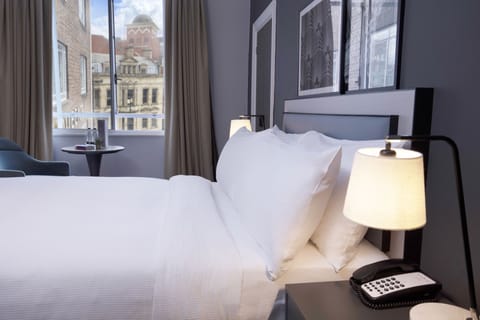 Superior King City Square View | In-room safe, desk, laptop workspace, blackout drapes