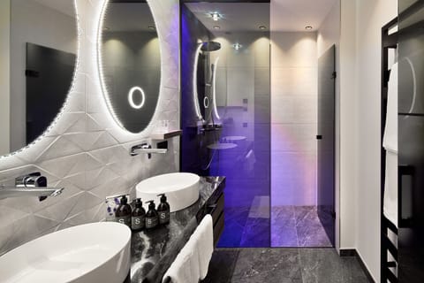 Poolsuite | Bathroom | Free toiletries, hair dryer, bathrobes, slippers