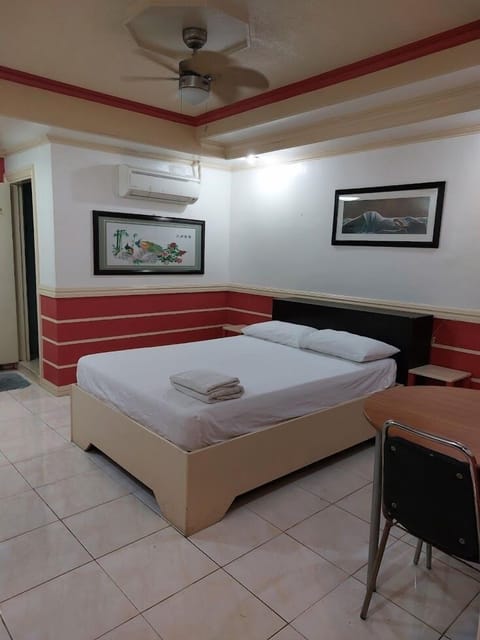 Deluxe Room, 1 Queen Bed | Premium bedding, minibar, in-room safe, desk