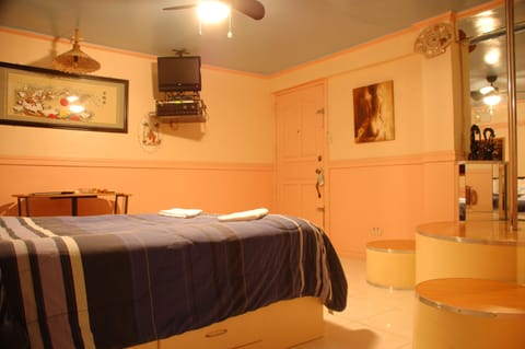 Poolside deluxe room, 1 queen bed | Premium bedding, minibar, in-room safe, desk
