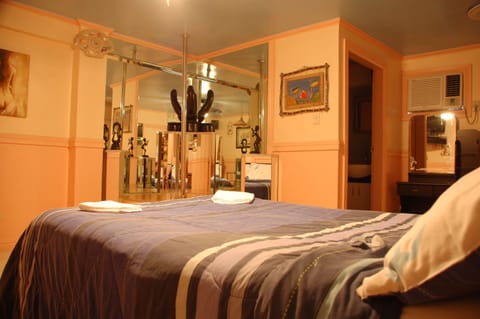 Poolside deluxe room, 1 queen bed | Premium bedding, minibar, in-room safe, desk