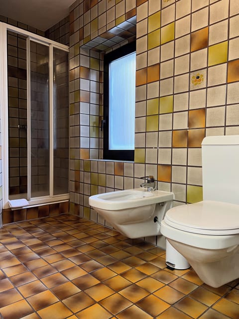 Twin Room, Courtyard Terrace | Bathroom | Shower, free toiletries, hair dryer, towels