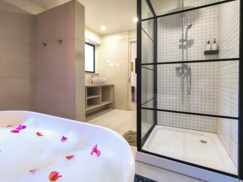 Deluxe Double Room (b) | Bathroom | Shower, free toiletries, towels, soap