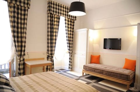 Triple Room (Suite Colosseo Via della Croce 33) | In-room safe, desk, free WiFi, bed sheets