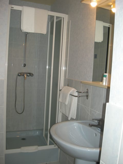Triple / Twin Room, Sea View | Bathroom | Free toiletries, hair dryer, towels