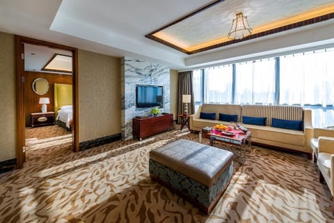 Executive Suite | Minibar, in-room safe, desk, blackout drapes