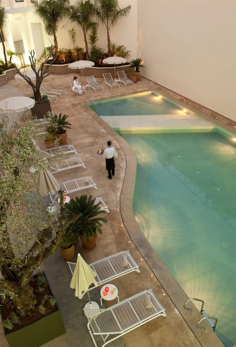 Outdoor pool, pool umbrellas, sun loungers