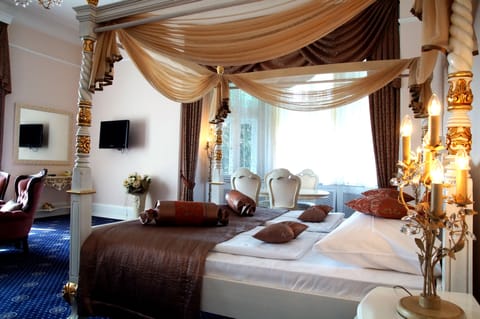 Honeymoon Suite | Premium bedding, rollaway beds, free WiFi, bed sheets