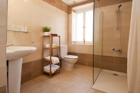 Standard Room | Bathroom | Shower, rainfall showerhead, free toiletries, hair dryer