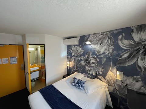 Standard Double Room | Individually furnished, desk, soundproofing, free WiFi