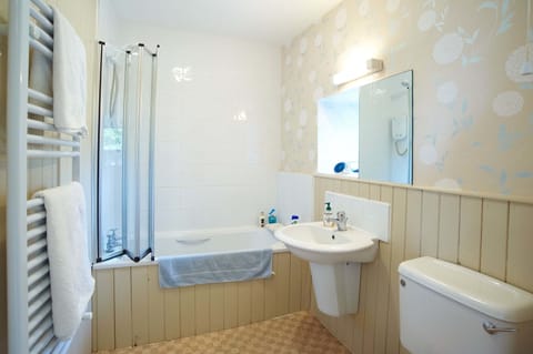 Standard Twin Room | Bathroom | Free toiletries, hair dryer, bathrobes, towels